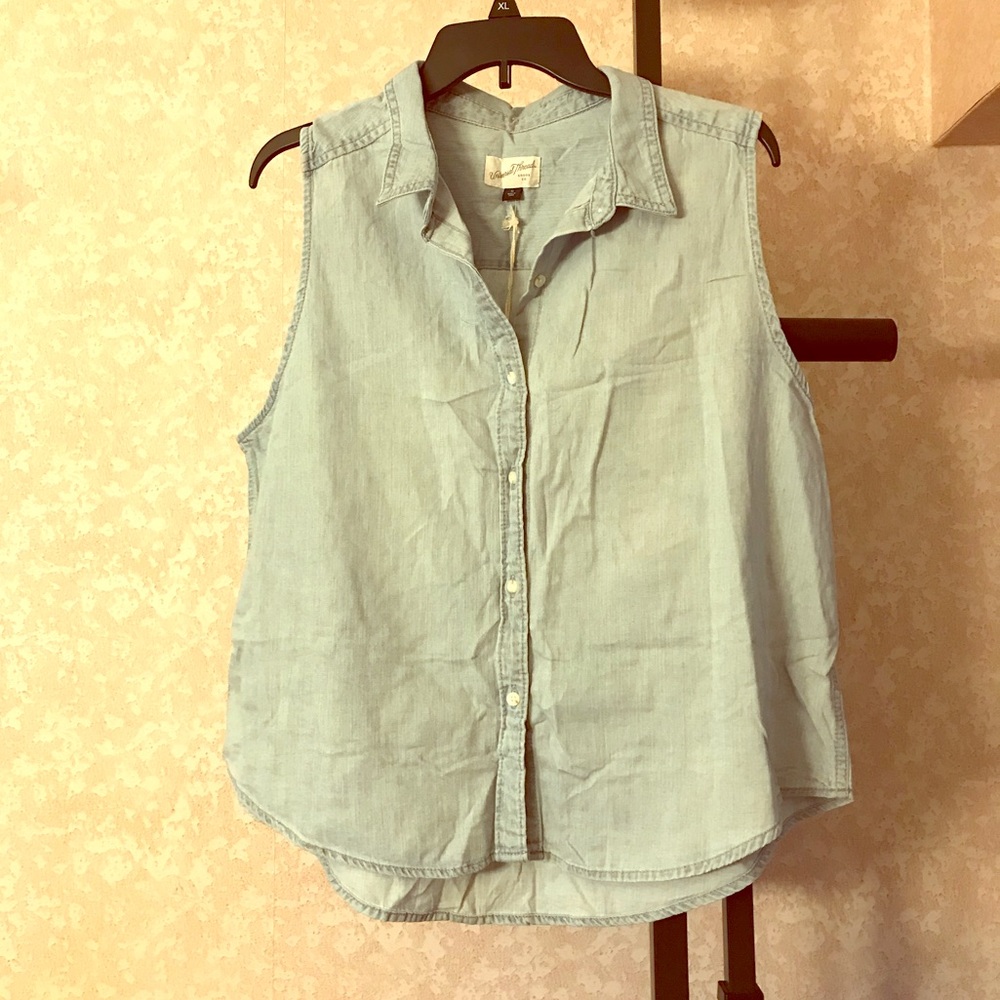 Sleeveless denim shirt